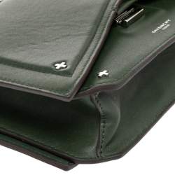 Pre Owned حقيبة كروس جيفنشي جلد خضراء بقلاب قصة 