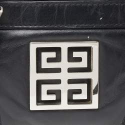مملوكة مسبقًا حقيبة كتف جيفنشي جلد أسود بسحاب