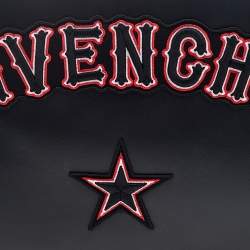 Pre Owned حقيبة صغيرة جيفنشي سحاب فلات شعار تطريز باندورا جلد جلد أسود