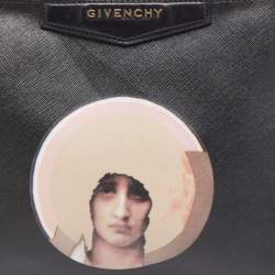 مملوكة مسبقًا Givenchy Black Leather Small  Antigona Madonna Pouch