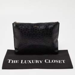 مملوكة مسبقًا Givenchy Black Star Embossed Leather Zip Clutch