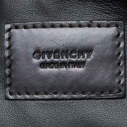 مملوكة مسبقًا Givenchy Black Star Embossed Leather Zip Clutch