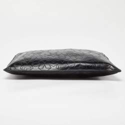 مملوكة مسبقًا Givenchy Black Star Embossed Leather Zip Clutch