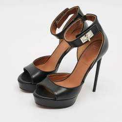 مملوكة مسبقًا صندل جيفنشي جلد أسود بأربطة كاحل بتفصيل سن القرش مقاس 38.5
