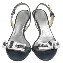 مملوكة مسبقًا صندل جيفنشي فتحة كعب قماش مغزول شعار وجلد أبيض/ أزرق مقاس 37.5