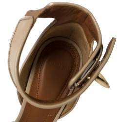 مملوكة مسبقًا صندل جيفنشي قفل شارك جلد بيج مقاس 37