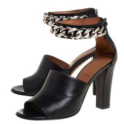 Pre Owned صندل جيفنشي جلد أسود بسلسلة مزينة بحزام كاحل مقاس 40