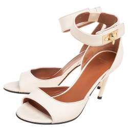 مملوكة مسبقًا صندل جيفنشي جلد أبيض سن القرش بحزام للكاحل مقاس 36