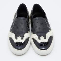 Pre Owned حذاء رياضي جيفنشي جلد وجلد لامع مخرم أبيض/أسود سليب أون مقاس 39