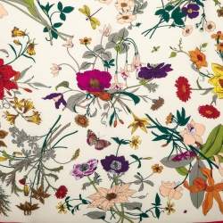 Pre Owned وشاح غوتشي حرير كريمي مطبوع مورد مربع 