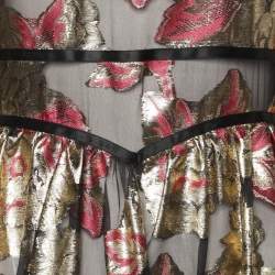 مملوكة مسبقًا فستان غوتشي ماكسي تول وزخرفة دانتيل بنقشة فلورا ذهبية/وردية بحزام مقاس صغير - سمول