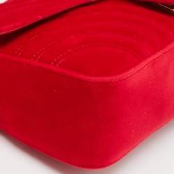 مملوكة مسبقًا حقيبة كتف غوتشي جي جي مارمونت قطيفة ماتيلاسهي حمراء صغيرة