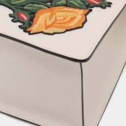 Pre Owned حقيبة غوتشي متوسطة مقبض علوي سيلفي جلد أبيض مطرزة زهور