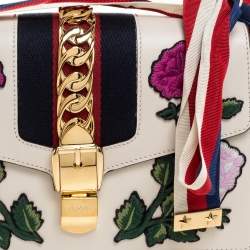 مملوكة مسبقًا Gucci Ivory Floral Embroidered Leather Small Web Chain Sylvie Shoulder Bag