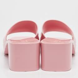 مملوكة مسبقًا Gucci Pink Rubber Embossed Logo Slide Sandals Size 42
