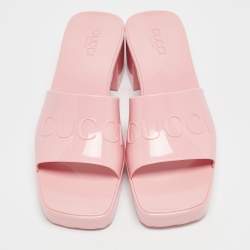 مملوكة مسبقًا Gucci Pink Rubber Embossed Logo Slide Sandals Size 42