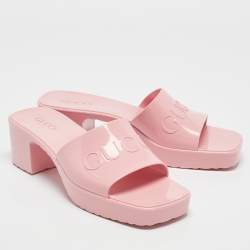 مملوكة مسبقًا Gucci Pink Rubber Embossed Logo Slide Sandals Size 42