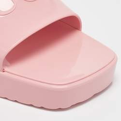 مملوكة مسبقًا Gucci Pink Rubber Embossed Logo Slide Sandals Size 42