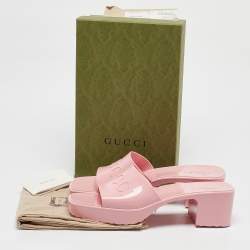 مملوكة مسبقًا Gucci Pink Rubber Embossed Logo Slide Sandals Size 42