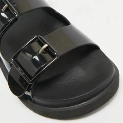 Pre Owned صندل غوتشي مطاط لامع أسود مزين شعار الماركة جي جي مسطح مقاس 37