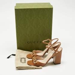 مملوكة مسبقًا صندل غوتشي هورسبيت مقدمة مفتوحة كعب سميك سير كاحل جلد أحمر مقاس 37