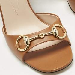 مملوكة مسبقًا صندل غوتشي هورسبيت مقدمة مفتوحة كعب سميك سير كاحل جلد أحمر مقاس 37