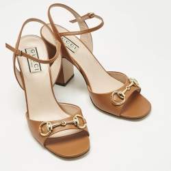 مملوكة مسبقًا صندل غوتشي هورسبيت مقدمة مفتوحة كعب سميك سير كاحل جلد أحمر مقاس 37