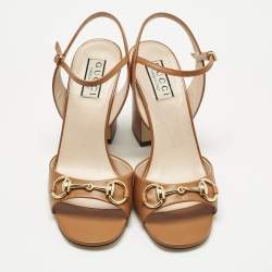 مملوكة مسبقًا صندل غوتشي هورسبيت مقدمة مفتوحة كعب سميك سير كاحل جلد أحمر مقاس 37