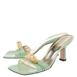 مملوكة مسبقًا Gucci Mint Green/Gold Leather Crystal Embellished Tiger Hear Sandals Size 39.5