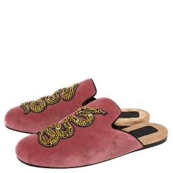 مملوكة مسبقًا Gucci Pink Velvet Snake Embellished Flat Mules Size 38.5