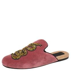 مملوكة مسبقًا Gucci Pink Velvet Snake Embellished Flat Mules Size 38.5