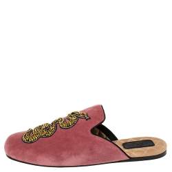 مملوكة مسبقًا Gucci Pink Velvet Snake Embellished Flat Mules Size 38.5