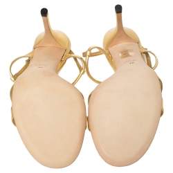 مملوكة مسبقًا صندل غوتشي جلد ذهبي ميتالك بالشعار جي جي وسير حرف تي مقاس 40