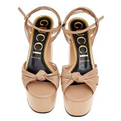 مملوكة مسبقًا صندل غوتشي كراك فورد بعقدة جلد بيج حزام للكاحل نغل سميك مقاس 38.5