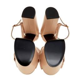 مملوكة مسبقًا صندل غوتشي كراك فورد بعقدة جلد بيج حزام للكاحل نغل سميك مقاس 38.5