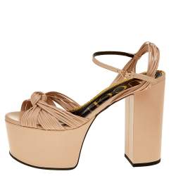 مملوكة مسبقًا صندل غوتشي كراك فورد بعقدة جلد بيج حزام للكاحل نغل سميك مقاس 38.5