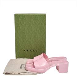 مملوكة مسبقًا Gucci Pink Rubber Logo Platform Slide Sandals Size 37