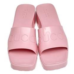 مملوكة مسبقًا Gucci Pink Rubber Logo Platform Slide Sandals Size 37