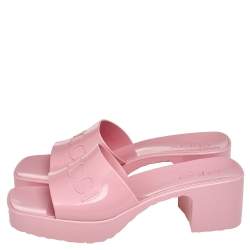 مملوكة مسبقًا Gucci Pink Rubber Logo Platform Slide Sandals Size 37
