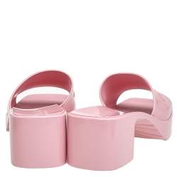 مملوكة مسبقًا Gucci Pink Rubber Logo Platform Slide Sandals Size 37