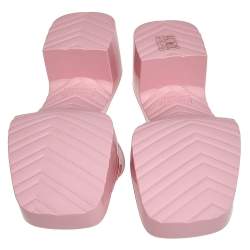 مملوكة مسبقًا Gucci Pink Rubber Logo Platform Slide Sandals Size 37