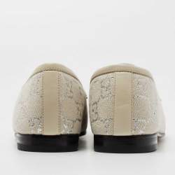 مملوكة مسبقًا حذاء لوفرز غوتشي جوردان قماش و قماش لامع مغزول جي جي فضي/أوف وايت مزين هورسبيت سليب أون مقاس 40