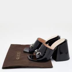 مملوكة مسبقًا صندل سلايد غوتشي جلد لامع أسود كعب مربع سميك مزين بشعار هورسبيت مقاس 38