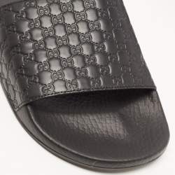 مملوكة مسبقًا Gucci Black Microguccissima Rubber Flat Slides Size 37