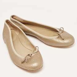 مملوكة مسبقًا حذاء باليرينا فلات غوتشي جلد ذهبي حرف جي مزين مقاس 38.5