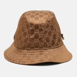 Pre Owned قبعة دلو غوتشي بنية بتفاصيل فيونكة من الساتان بكلمة غوتشيسيما مقاس كبير