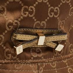 Pre Owned قبعة دلو غوتشي بنية بتفاصيل فيونكة من الساتان بكلمة غوتشيسيما مقاس كبير