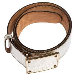 مملوكة مسبقًا حزام غوتشي جلد فضي ميتاليك وإبزيم لوحة مزينة شعار الماركة 85 سم