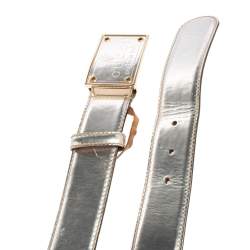 مملوكة مسبقًا حزام غوتشي جلد فضي ميتاليك وإبزيم لوحة مزينة شعار الماركة 85 سم