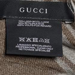 مملوكة مسبقًا وشاح غوتشي صوف وحرير مونوغرامي بني حافة فرو ثعلب ملتف